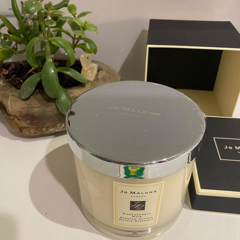 Jo Malone Large candle w/ gift box 99.9% full mint
